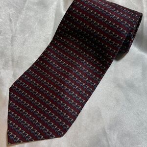 Vintage Van Heusen Burgundy Patterned Silk Tie Retro Classic Menswear Accessory